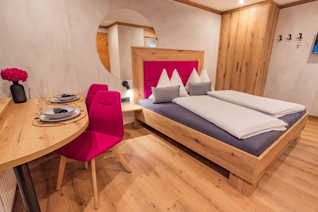Wohnschlafraum mit Doppelbett