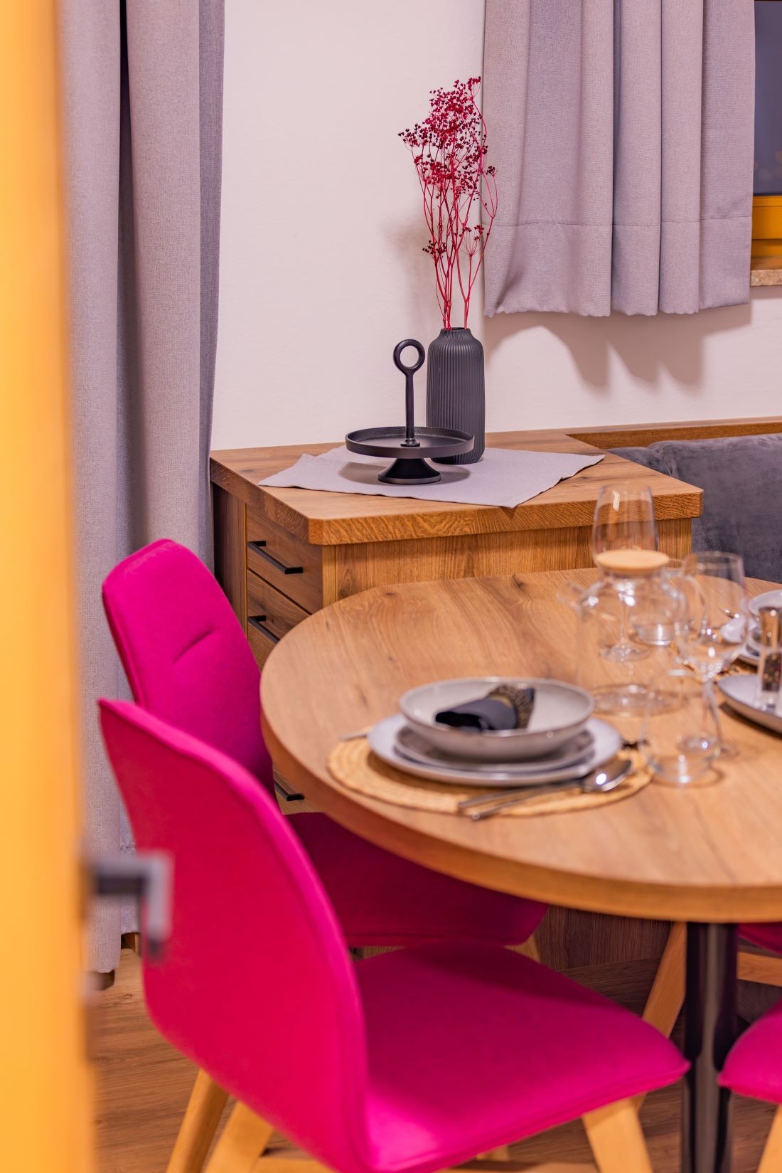 Wohnzimmer mit Flat-TV und Esstisch