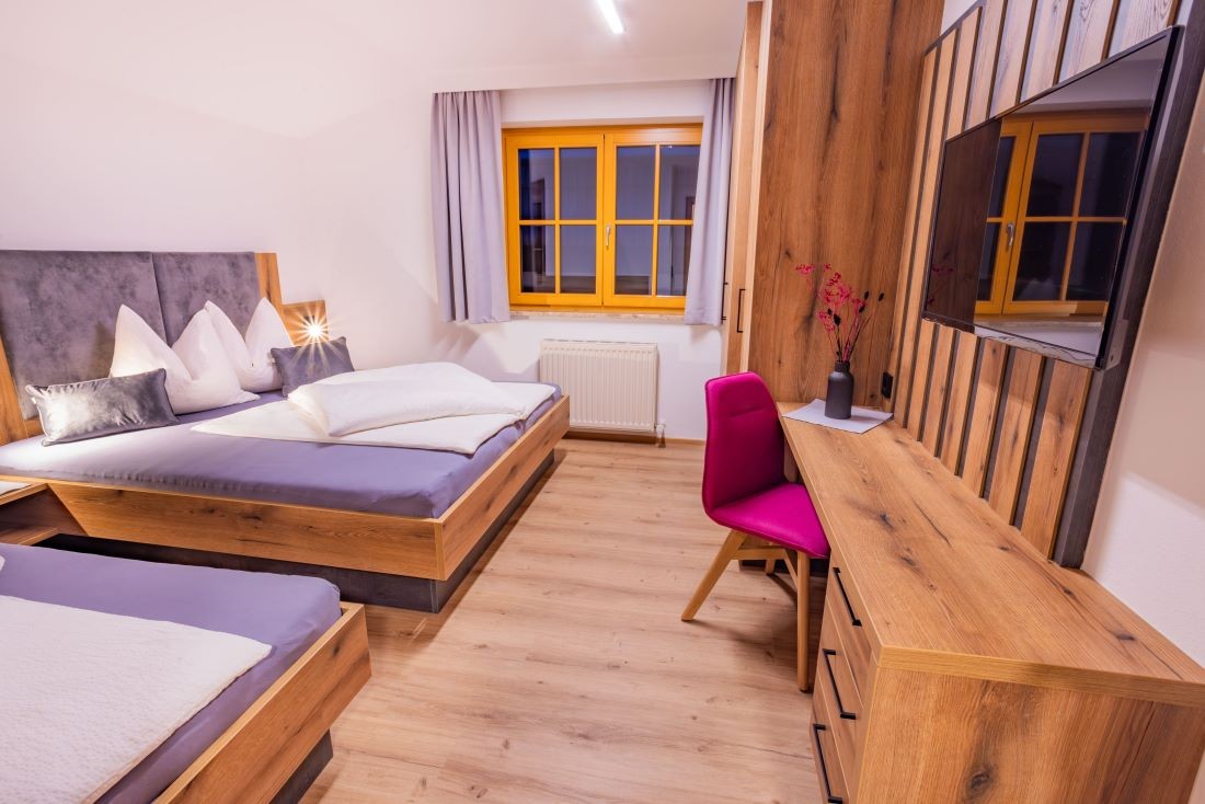 Schlafzimmer mit Doppelbett und Einzelbett