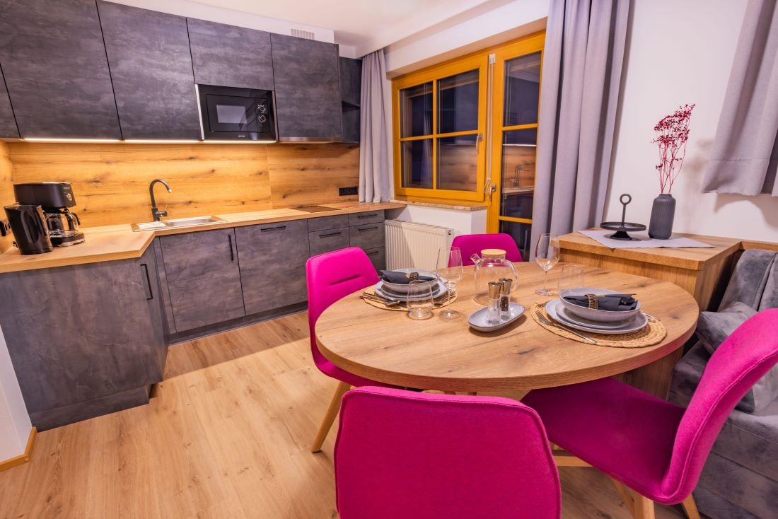 Wohnzimmer mit Flat-TV und Esstisch