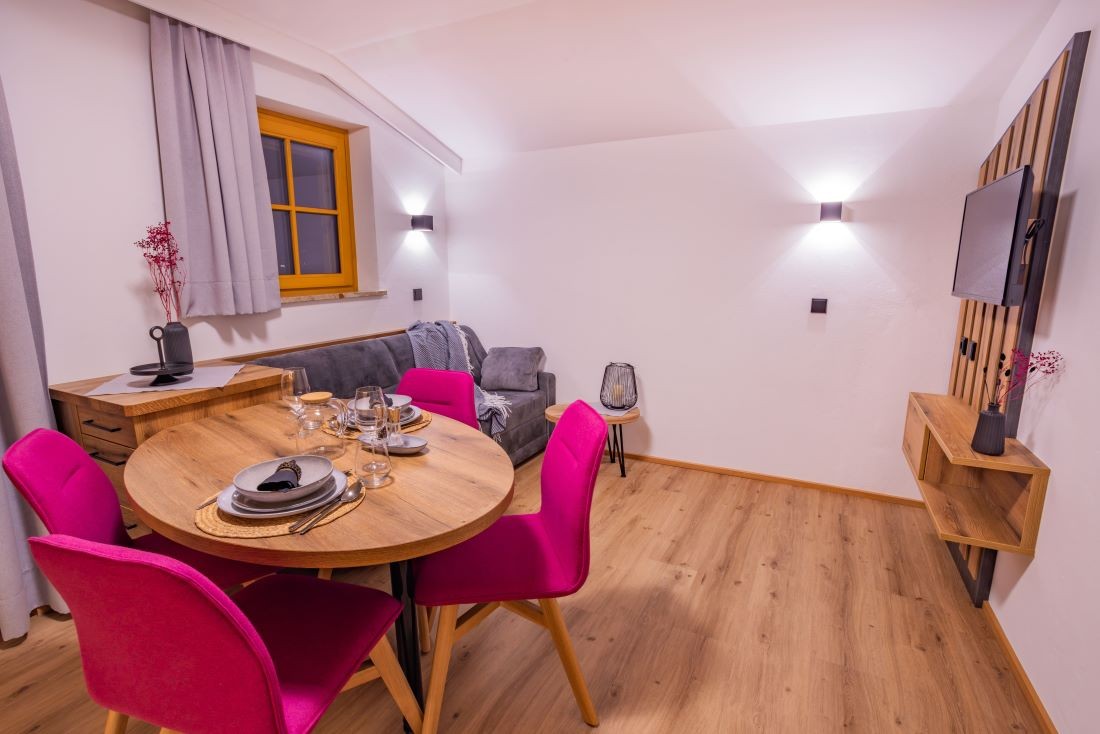 Wohnzimmer mit Flat-TV und Esstisch