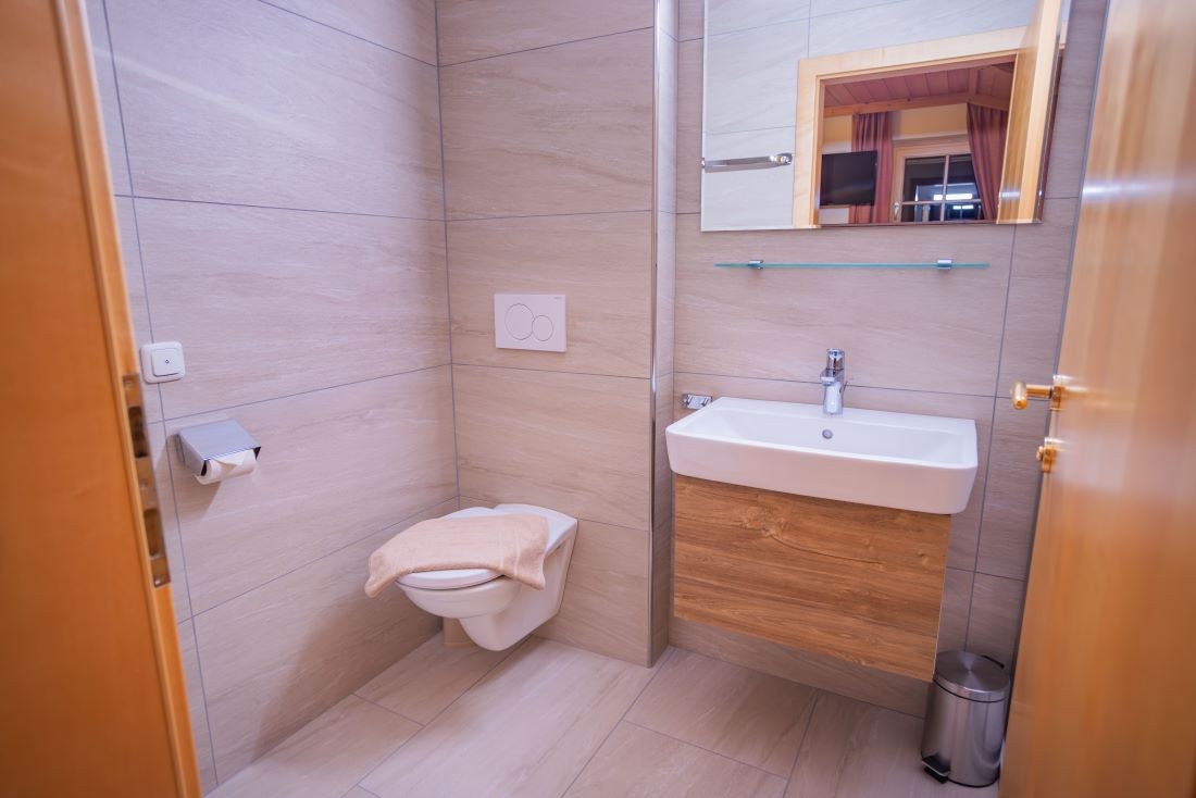 Badezimmer mit Dusche und WC