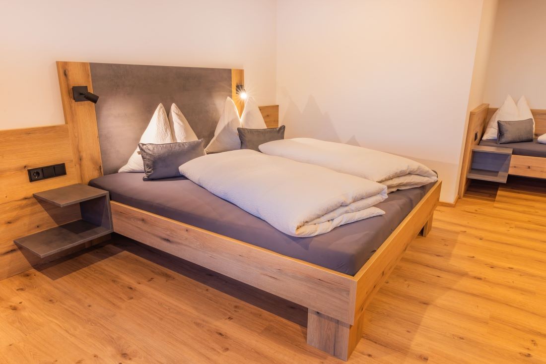 Schlafzimmer mit Doppelbett und 2 Einzelbetten
