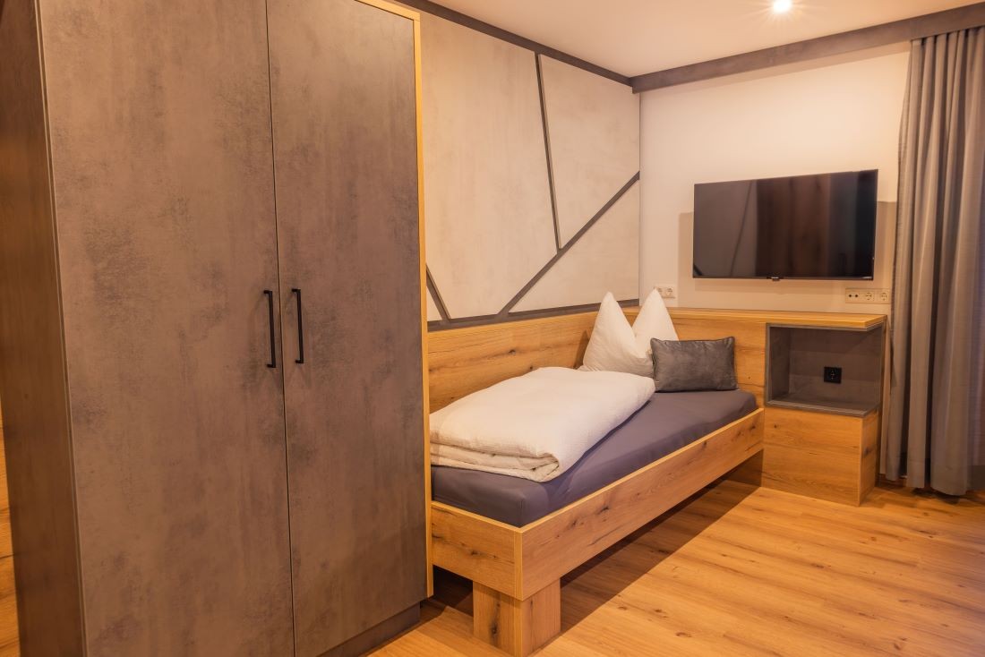 Schlafzimmer mit Doppelbett und 2 Einzelbetten