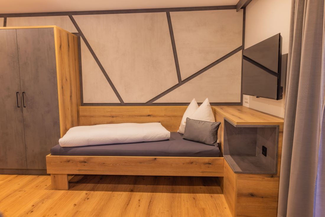 Schlafzimmer mit Doppelbett und 2 Einzelbetten