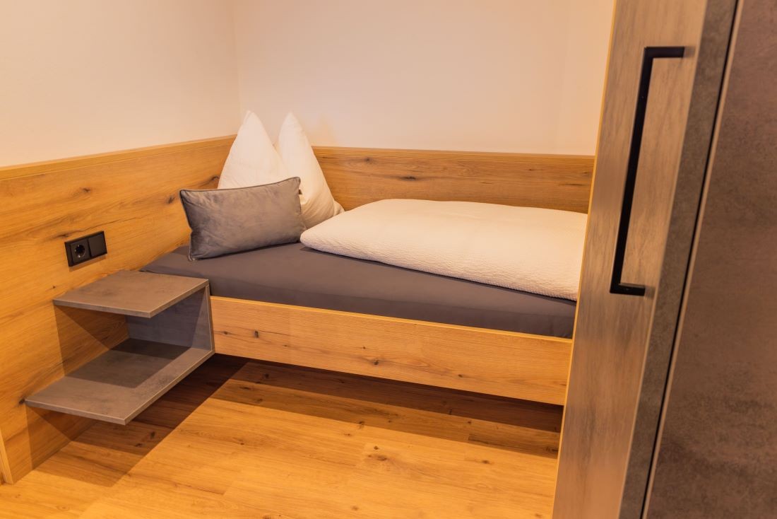 Schlafzimmer mit Doppelbett und 2 Einzelbetten