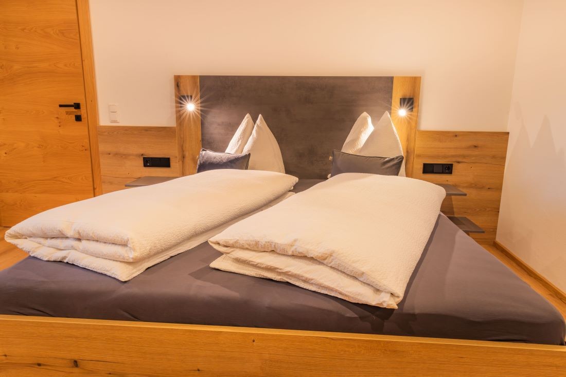 Schlafzimmer mit Doppelbett und 2 Einzelbetten