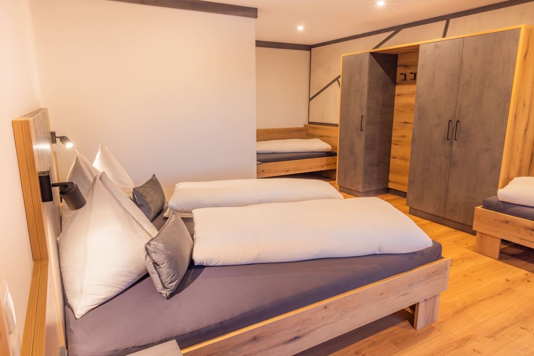 Schlafzimmer mit Doppelbett und 2 Einzelbetten