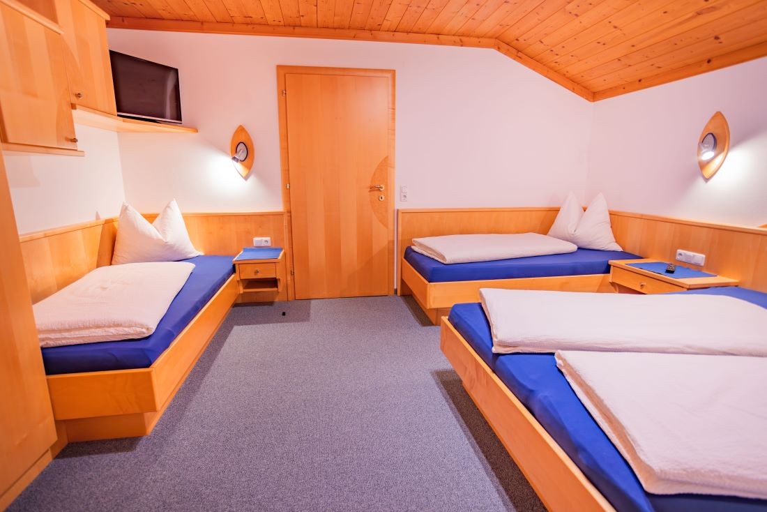 Schlafzimmer mit Doppelbett und 2 Einzelbetten